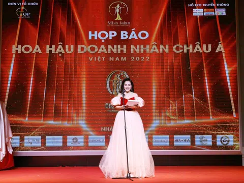 Bà Đặng Gia Bena ký kết cùng các NTT trang phục Hoa hậu Doanh nhân Châu Á Việt Nam 2022