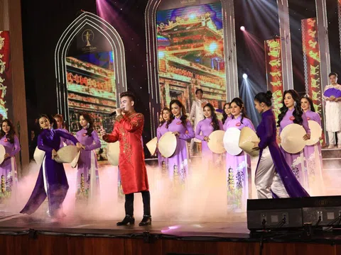 Ca sĩ Hồ Nhật Huy trình diễn trong đêm chung kết Hoa hậu Doanh nhân Châu Á Việt Nam 2022