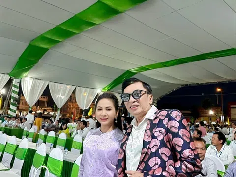 Hoa hậu Yến Phượng cùng Nhạc sĩ Đình Văn song ca tại lễ kỷ niệm 40 năm tái lập huyện Tam Nông