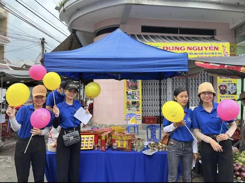 Nhộp nhịp với quầy hàng “trao sức khoẻ” Natunest tại Tu Bông, Vạn Ninh