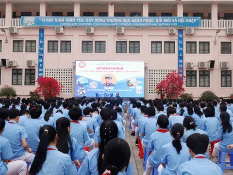 Nhà thơ Trần Đăng Khoa truyền cảm hứng đọc sách cho học sinh THCS Lê Quý Đôn