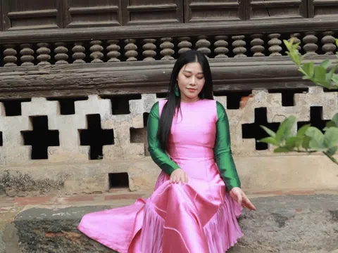 NSƯT Hương Giang trong trang phục của NTK Thạch Linh