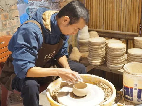 Nghệ thuật từ bàn tay: Khi gốm Bát Tràng kể chuyện văn hoá Việt Nam