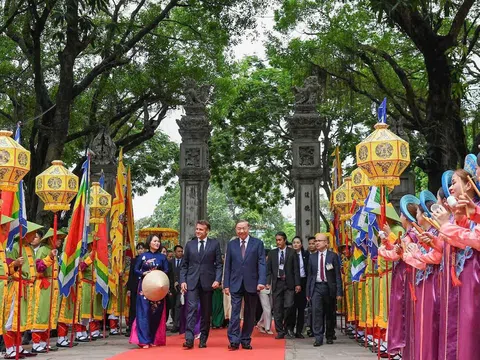 Tổng thống Pháp thăm Văn Miếu – Quốc Tử Giám: Gặp gỡ tinh thần hiếu học ngàn năm của Việt Nam