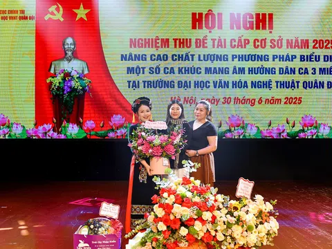 NSƯT Hương Giang và hành trình “thổi hồn” dân ca trong giảng đường nghệ thuật quân đội