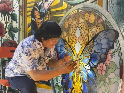 "Phù thủy" Vinh Coba: Người thắp sáng văn hóa Việt trên từng tấm kính
