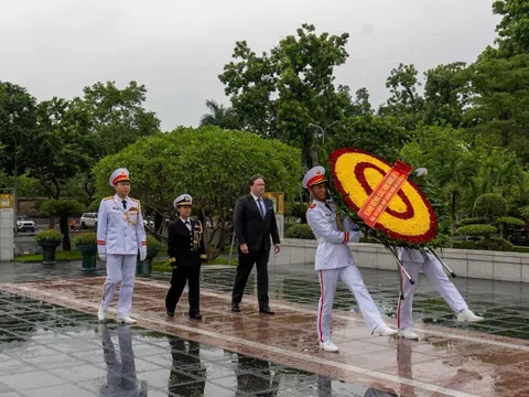 Đại sứ Hoa Kỳ Marc Knapper thăm Đài tưởng niệm Bắc Sơn nhân ngày Thương binh Liệt sĩ Việt Nam