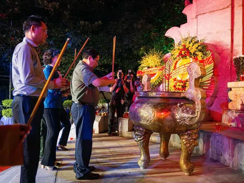 Thủ tướng Phạm Minh Chính dâng hương tưởng niệm những anh hùng liệt sĩ tại nghĩa trang Trường Sơn