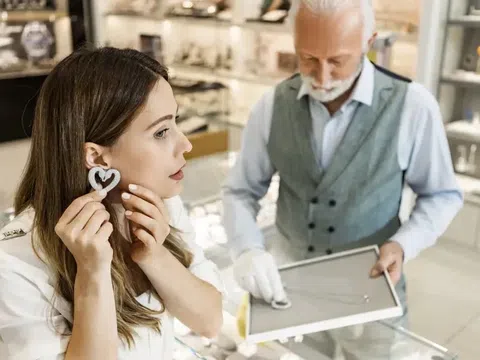 6 dấu hiệu tinh tế giúp nhân viên bán hàng nhận biết khách hàng giàu có