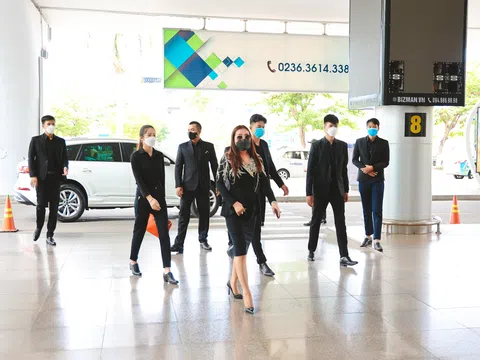 Trưởng BTC Đặng Gia Bena cùng ekip Hoa hậu Doanh nhân Việt Nam 2022 đón thí sinh tại sân bay