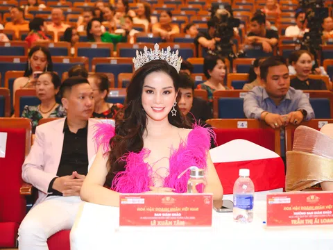 Á hậu Lê Xuân Tâm lộng lẫy trong đêm Chung kết Hoa hậu Doanh nhân Việt Nam 2022