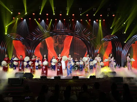 NTK Đức Minh mang BST áo dài độc đáo đến đêm chung kết cuộc thi HHDN Việt Nam 2022