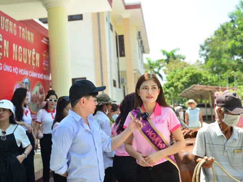 Hoa hậu Mạc Thị Minh tham gia trao tặng bò cho hộ nghèo tại huyện Hòa Vang