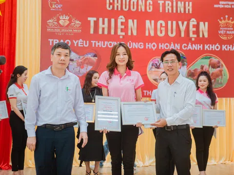 Top 30 HHDN Việt Nam 2022 - Nguyễn Thị Nhiên tham gia trao tặng bò cho hộ gia đình khó khăn tại huyện Hòa Vang