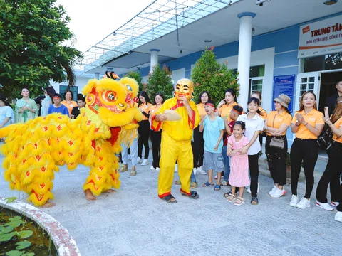 Thí sinh Hoa hậu Thương hiệu Việt Nam 2022 tặng quà trung thu cho trẻ em là nạn nhân chất độc da cam tại Đà Nẵng