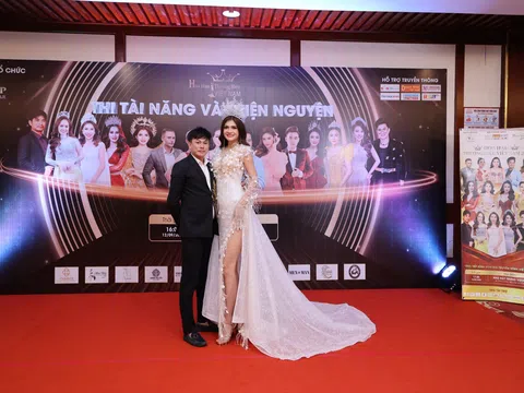 Hoa hậu Mạc Hân Minh trình diễn áo dạ hội của NTK Tommy Nguyễn trong phiên đấu giá thiện nguyện