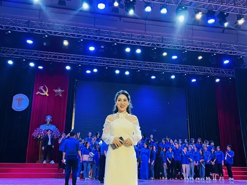 Á hậu Khánh Hòa trao học bổng cho sinh viên trường Đại học Văn hóa, Thể thao và Du lịch Thanh Hóa