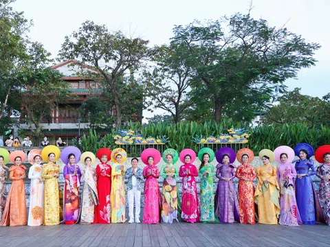 Phần trình diễn ấn tượng tại Huế của thí sinh Hoa hậu Doanh nhân Châu Á Việt Nam 2022 trong bst áo dài của NTK Tony Phạm