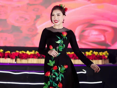 Hoa hậu thiện nguyễn Phạm Minh Phi trình diễn áo dài tại Festival Hoa Đà Lạt 2022