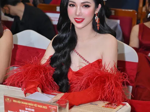 Hoa hậu Khương Phương Anh rạng rỡ trong sắc đỏ, ngồi “ghế nóng” chung kết Hoa hậu Doanh nhân Việt Nam 2023.