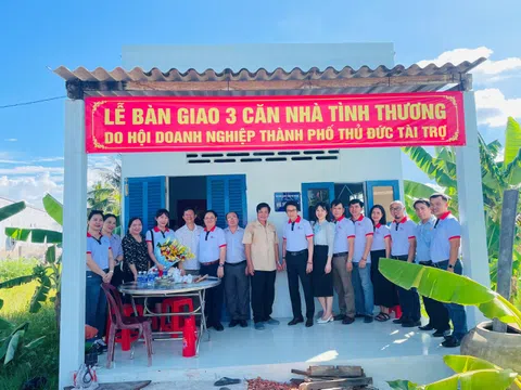 Bến Tre: Trao tặng cầu và nhà tình thương cho người dân