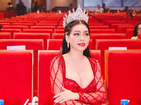 Á hậu Nguyễn Thị Hải Yến trao giải đêm chung kết Hoa hậu Quý bà Việt Nam Toàn cầu 2023