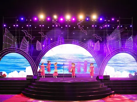 BST “Phố biển” của NTK Thân Hoàng Bích Thủy tạo nên sự tươi mới cho dàn thí sinh tại bán kết Hoa hậu Doanh nhân Biển 2023
