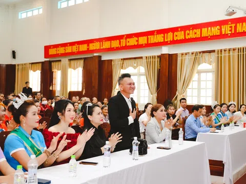 Ông Trương Tuấn cùng đoàn Hoa hậu Doanh nhân Châu Á Việt Nam 2023 trao quà từ thiện