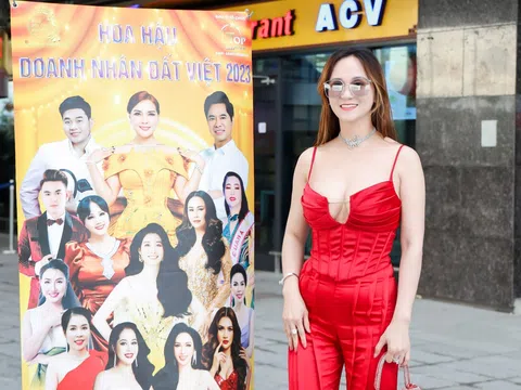 Á hoàng Dương Yến Trinh đón dàn thí sinh Hoa hậu Doanh nhân Đất Việt 2023 tại sân bay Phú Bài