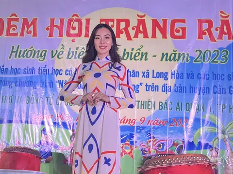 Hoa hậu nhân ái Nguyễn Ngọc Hiếu trao quà trung thu cho thiếu nhi huyện Cần Giờ