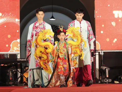 Minh Triết - Model kid để lại nhiều ấn tượng tại Ngày hội Văn hoá Dân gian 2024