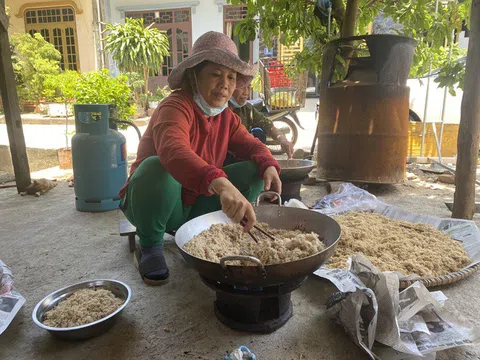Người dân ở rốn lũ Quảng Bình tiếp tế đồ ăn cho y, bác sĩ ở Bắc Giang còn NS Hoài Linh đi phát quà lũ năm 2020 giữa mùa hè 2021: Bài học về sự cứu trợ kịp thời!