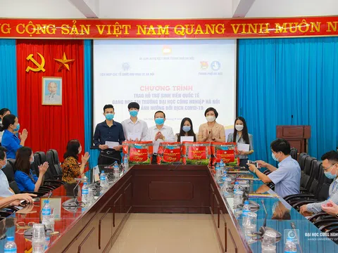 Trao quà hỗ trợ sinh viên quốc tế tại Đại học Công nghiệp Hà Nội bị ảnh hưởng bởi dịch COVID-19