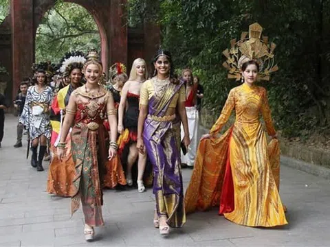Làng cổ Bát Tràng hân hoan chào đón đại diện từ các quốc gia tham dự Hoa hậu Du lịch Thế giới 2022