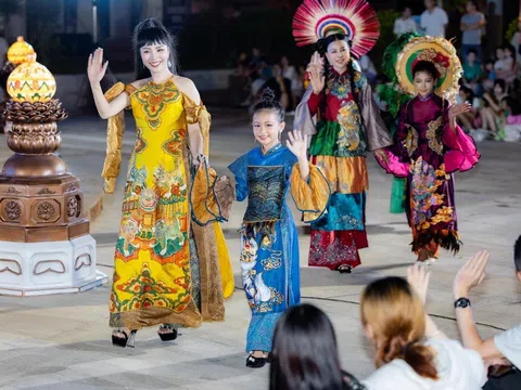 Á quân siêu mẫu nhí Trần Mai Việt diễn Vedette BST áo dài Cổ Linh tại sự kiện “Giao lưu văn hoá Trung - Việt”