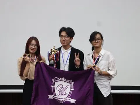 LUNA DEBATING CHAMPIONSHIP 2024: HAI NỬA “TỔNG HỢP”