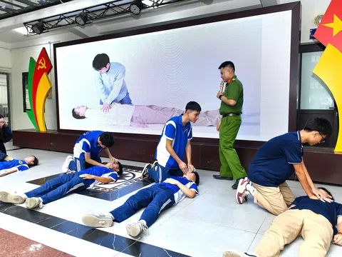 Trường THPT Lê Văn Thiêm tập huấn kỹ năng PCCC và phòng chống đuối nước cho gần 1.000 học sinh