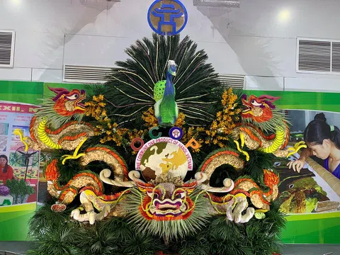 Thỏa sức chiêm ngưỡng mô hình rồng phượng khổng lồ được tạo hình bằng hoa quả ở Cung văn hóa hữu nghị Việt Xô