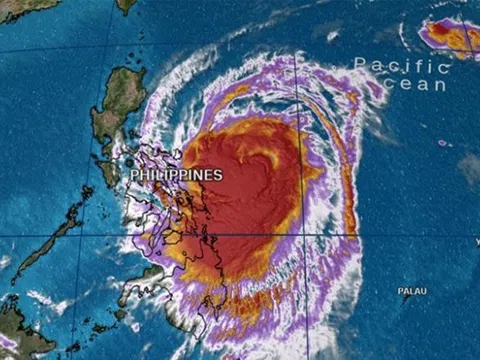 Tin bão mới nhất: Bão Kammuri giật cấp 17 áp sát Biển Đông