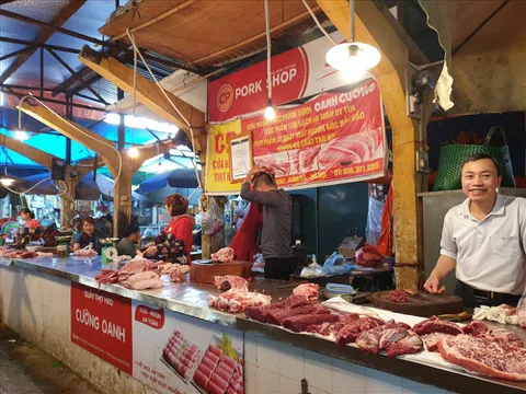 Giá lợn 'leo thang', hàng quán cấp tập căng biển thông báo tăng giá
