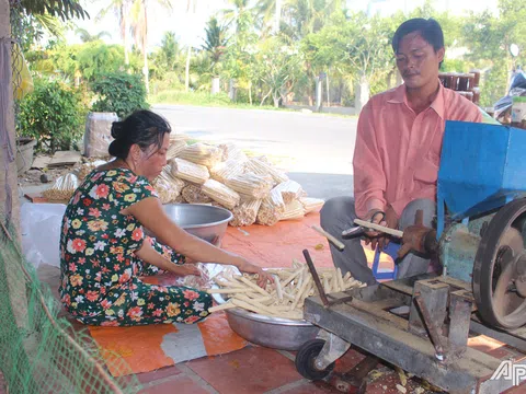 Tiền Giang: Bánh ống - Món quà ăn vặt của tuổi thơ