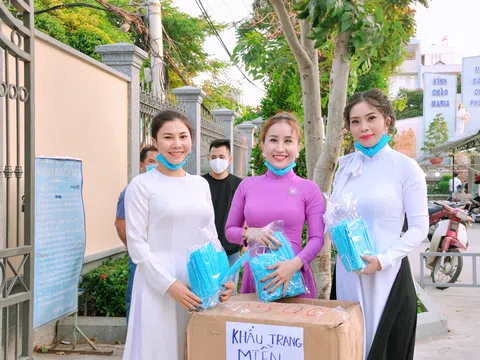 Hoa hậu Vũ Thanh Thảo gây ấn tượng khi phát khẩu trang miễn phí cho người dân Sài Gòn