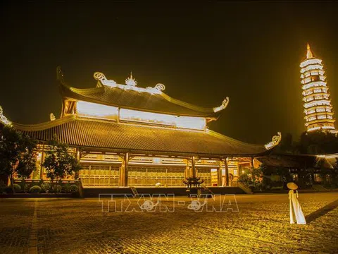 Vẻ đẹp về đêm của ngôi chùa lớn nhất Việt Nam