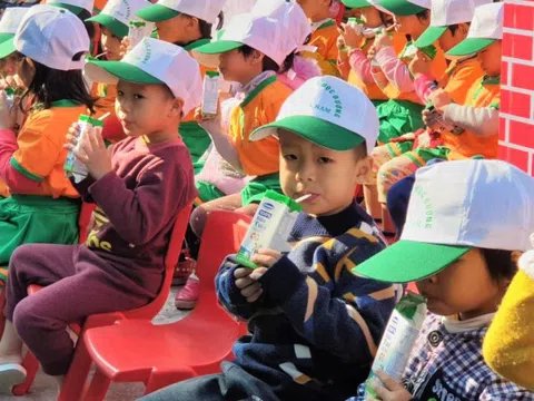 Trẻ em Hà Nam hào hứng tham gia lễ phát động chương trình Sữa học đường