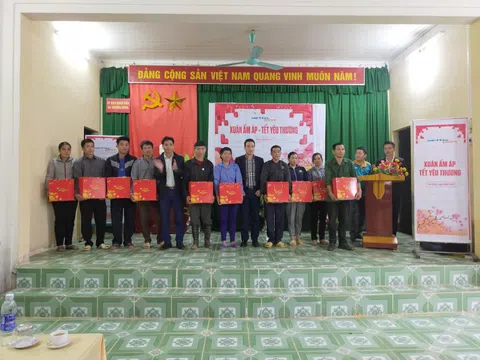 Tuyên Quang: Bưu chính Viettel tặng quà cho các hộ nghèo tại huyện Na Hang