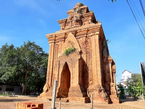 Khám phá ngôi tháp Chăm đặc biệt ở Bình Định