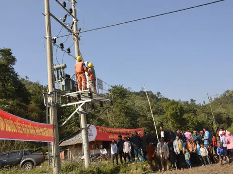 Điện Biên: Gần 200 hộ đồng bào dân tộc có điện lưới trước Tết Nguyên đán
