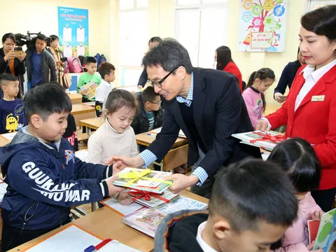 Phó Thủ tướng mừng tuổi sách cho các cháu học sinh