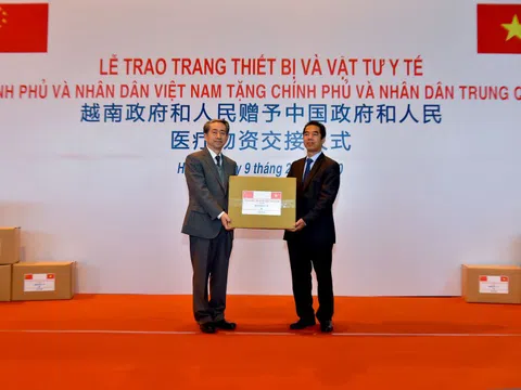 Việt Nam trao tặng trang thiết bị, vật tư, y tế cho Chính phủ và nhân dân Trung Quốc