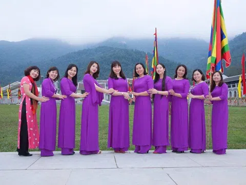 Áo dài tôn vinh vẻ đẹp phụ nữ Việt